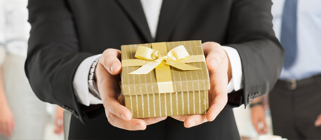 Подарки не возвращают. Вручение подарка. Бизнес подарки. Подарок бизнес партнеру. Подарки на деловых переговорах.