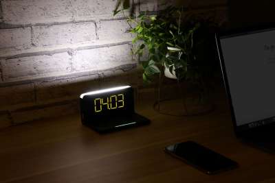 Часы настольные с беспроводным зарядным устройством Pitstop под нанесение логотипа