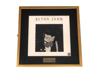 Пластинка с автографом Элтона Джона под нанесение логотипа