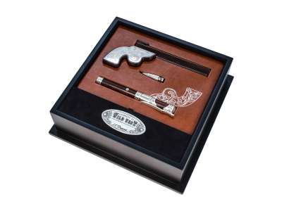 Набор Wild West Prestige: перьевая ручка, сменный блок для роллера, подставка в форме револьвера под нанесение логотипа