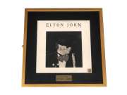Пластинка с автографом Элтона Джона фото